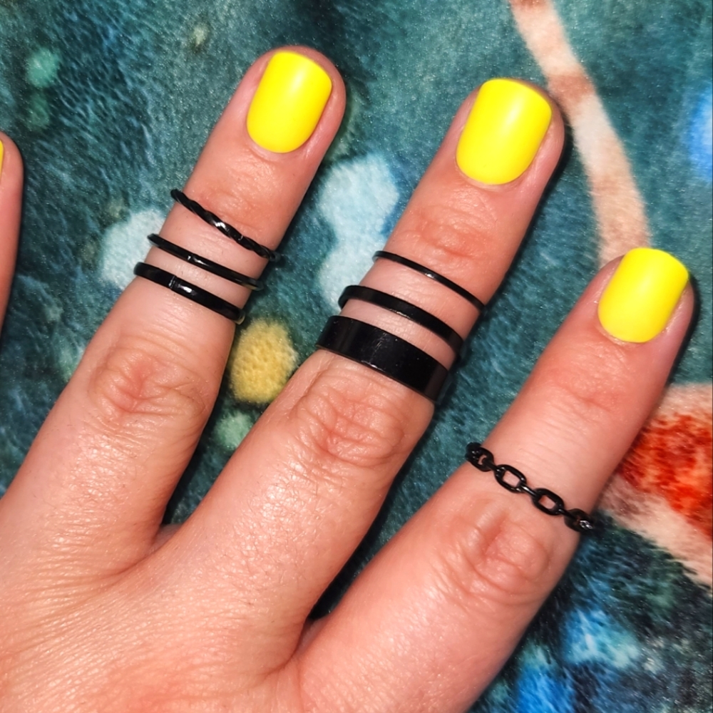 Set of 6 black midi rings